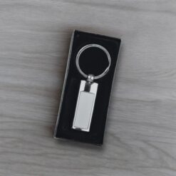 Fényes fém téglalap alakú kulcstartó